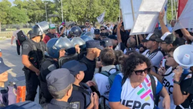 Imagen de manifestantes en el Puente Centenario de Córdoba con carteles y banderas en rechazo a la reforma laboral