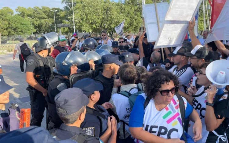 Imagen de manifestantes en el Puente Centenario de Córdoba con carteles y banderas en rechazo a la reforma laboral