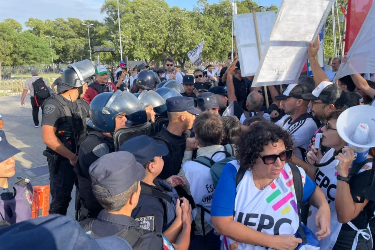 Imagen de manifestantes en el Puente Centenario de Córdoba con carteles y banderas en rechazo a la reforma laboral