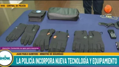 El ministro de Seguridad demostrando el guante con descarga eléctrica