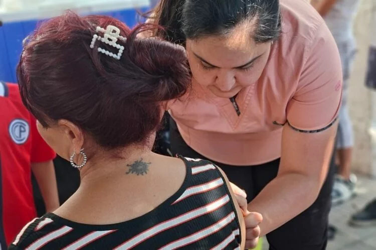 Persona recibiendo una vacuna contra el dengue