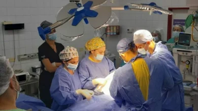 Equipo médico realizando un trasplante de órganos