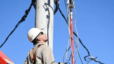 Trabajadores de la electricidad en Córdoba utilizando equipamiento de seguridad