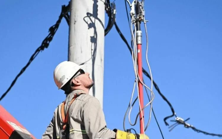 Trabajadores de la electricidad en Córdoba utilizando equipamiento de seguridad