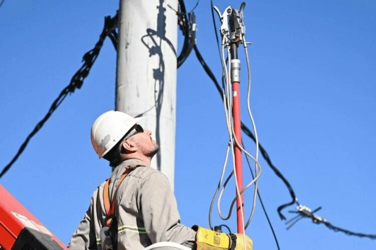 Trabajadores de la electricidad en Córdoba utilizando equipamiento de seguridad