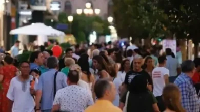 Imágenes de la Noche de las Compras en Córdoba con gente disfrutando de compras y espectáculos