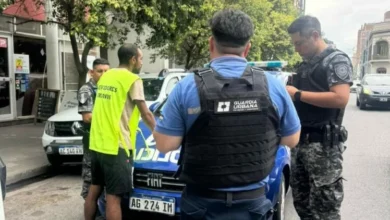 Imagen de un chaleco naranja de 'naranjita' sobre un fondo de asfalto