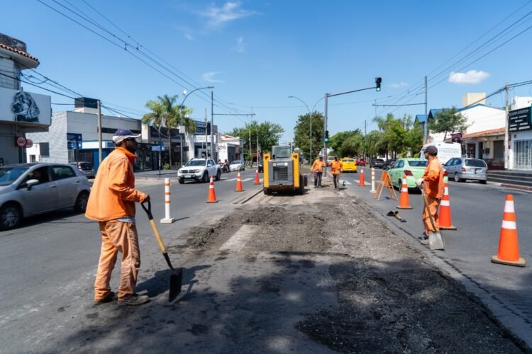 Trabajos de reparación vial en una calle de Córdoba