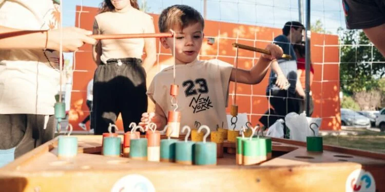 Imagen de un Ecocanje en Córdoba, con personas participando y materiales reciclados