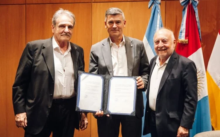 Firma del acuerdo entre la Municipalidad de Córdoba y la Cooperativa Horizonte para impulsar la vivienda social