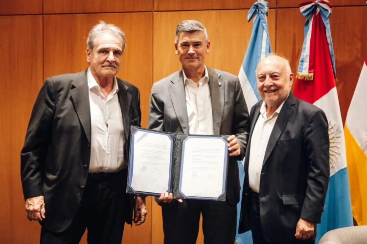 Firma del acuerdo entre la Municipalidad de Córdoba y la Cooperativa Horizonte para impulsar la vivienda social