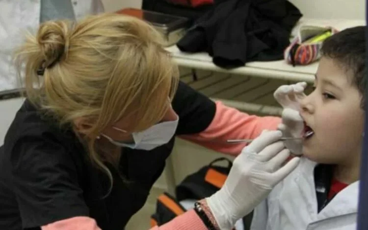 Niño en consulta médica para obtener el Certificado Único de Salud