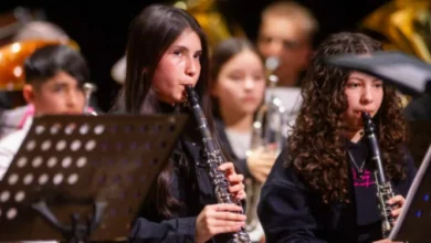 Niños y jóvenes tocando instrumentos musicales en la Academia Municipal de Música de Córdoba