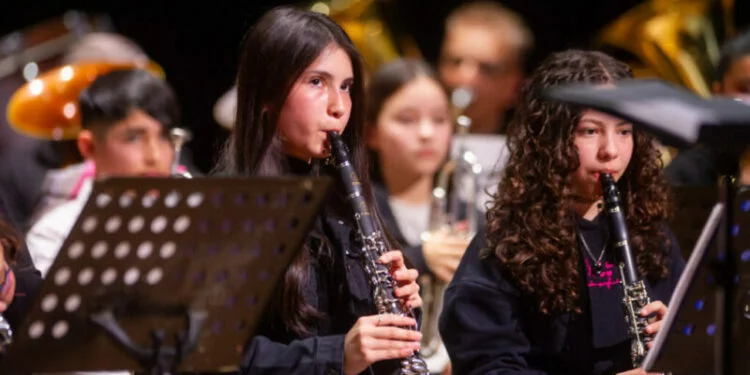 Niños y jóvenes tocando instrumentos musicales en la Academia Municipal de Música de Córdoba