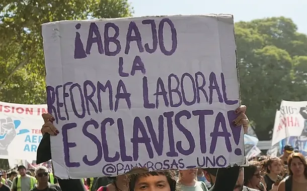 Imagen de una persona con una pancarta que dice 'Defendamos el sistema previsional público'