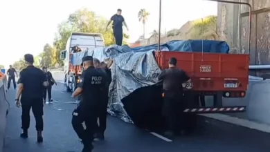 Imagen de un accidente en la Autopista Dellepiane con un camión y motocicletas involucradas
