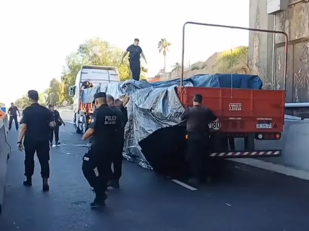 Imagen de un accidente en la Autopista Dellepiane con un camión y motocicletas involucradas
