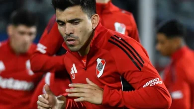 Huevo Acuña en una conferencia de prensa