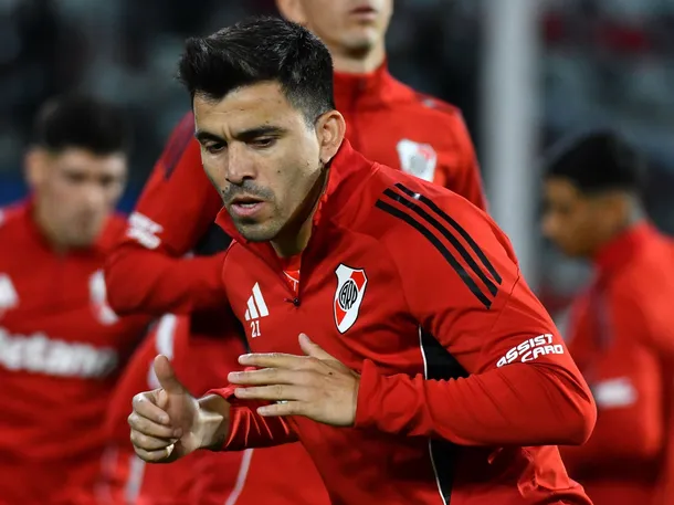 Huevo Acuña en una conferencia de prensa