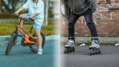 Niño y adolescente sonrientes con un fondo de una ciudad