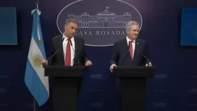 Manuel Adorni en una conferencia de prensa