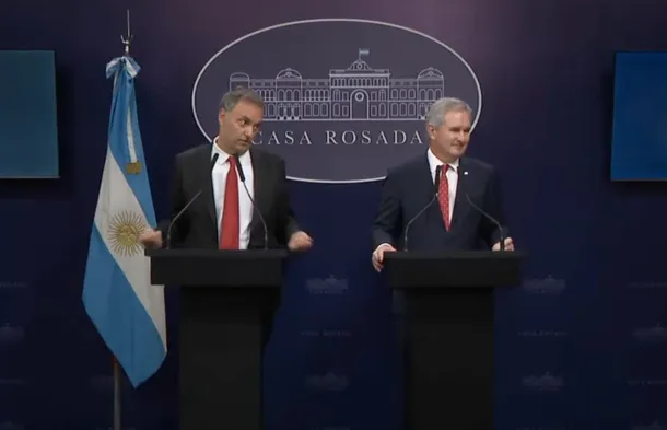 Manuel Adorni en una conferencia de prensa