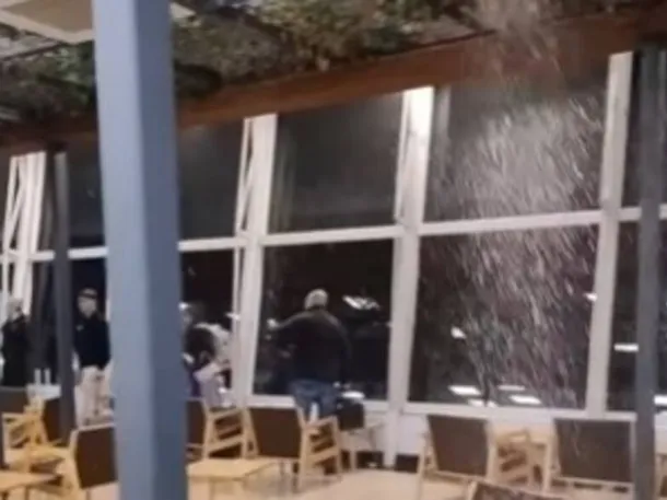 Imagen del techo desplomado en el Aeroparque