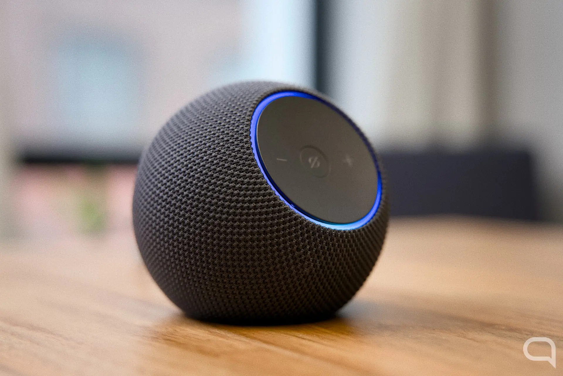 Imagen del Amazon Echo Dot Max en una habitación moderna