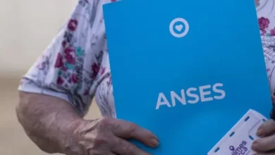 Imagen de una familia con hijos, con un fondo de una oficina de ANSES