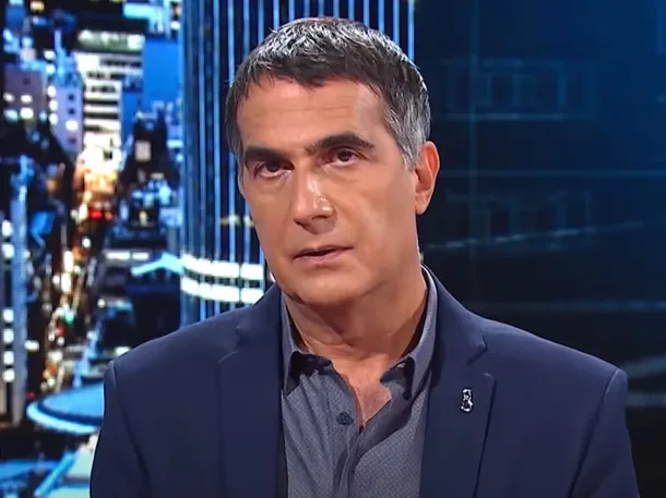 Antonio Laje durante una transmisión en vivo de A24