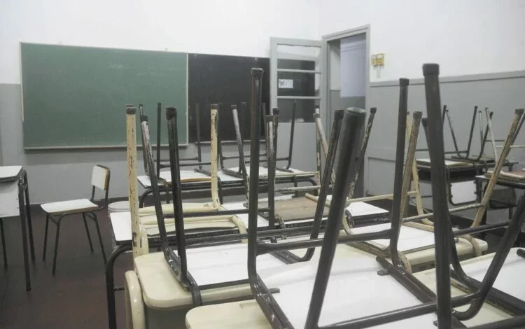 Docentes en asamblea discutiendo la oferta salarial