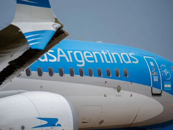 Avión de Aerolíneas Argentinas en el aeropuerto