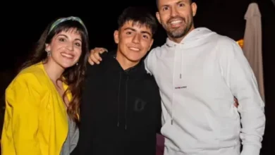 Benjamín Agüero sonríe junto a su auto regalo en su cumpleaños 17
