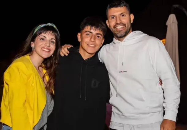 Benjamín Agüero sonríe junto a su auto regalo en su cumpleaños 17
