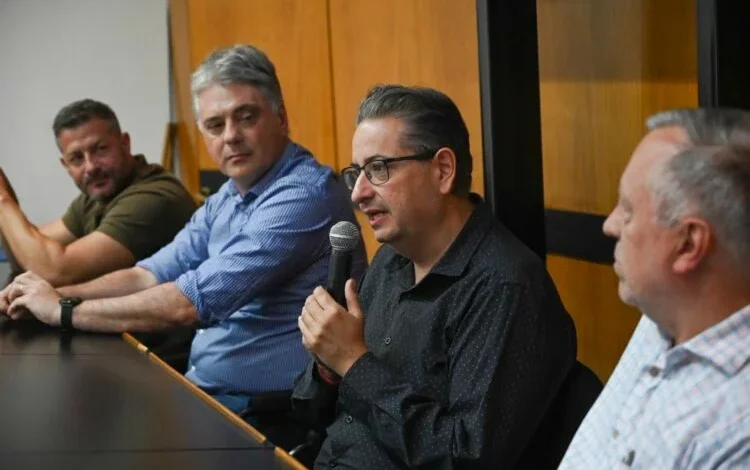 Ministro Gustavo Brandán entrega aportes a la Cooperativa de Justiniano Posse