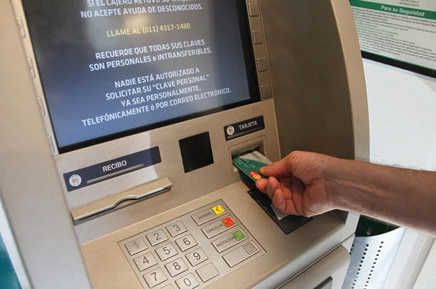 Docentes y empleados estatales protestan en Córdoba por descuentos ilegales en sus salarios