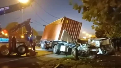 Imagen de dos camiones volcados en la Panamericana