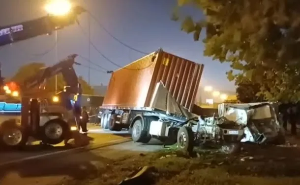 Imagen de dos camiones volcados en la Panamericana