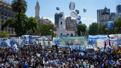 Manifestantes frente al Congreso en protesta por la Reforma Laboral