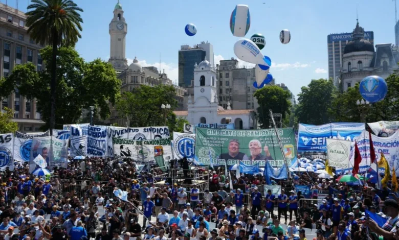 Manifestantes frente al Congreso en protesta por la Reforma Laboral