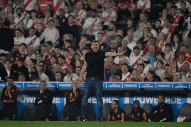 Chacho Coudet en una conferencia de prensa