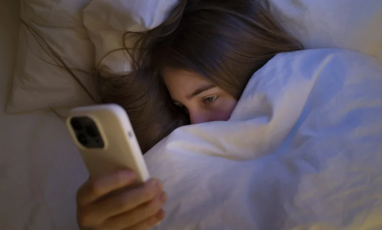 Imagen de una persona mirando un libro en un espacio poco iluminado