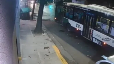 Colectivo de la línea 76 chocando contra un contenedor de basura y autos estacionados en Caballito