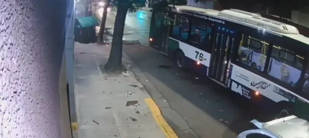 Colectivo de la línea 76 chocando contra un contenedor de basura y autos estacionados en Caballito