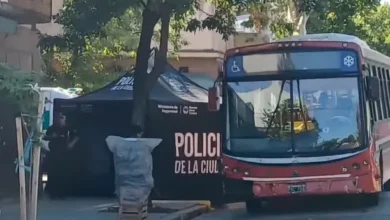 Imagen de un choque entre un auto y un colectivo en la calle