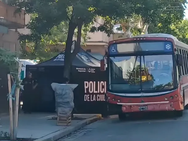Imagen de un choque entre un auto y un colectivo en la calle