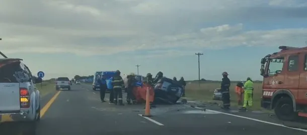Imagen de un choque frontal entre dos vehículos en la Ruta 2