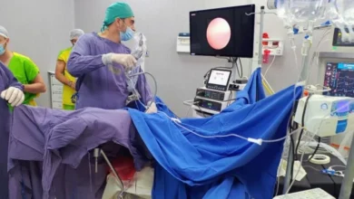 Equipo médico realizando una intervención urológica con láser en el Hospital Tránsito Cáceres de Allende