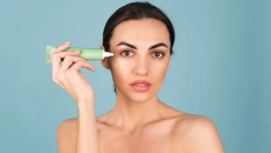 Imagen de una crema para el contorno de ojos con un símbolo de prohibición