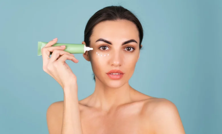 Imagen de una crema para el contorno de ojos con un símbolo de prohibición